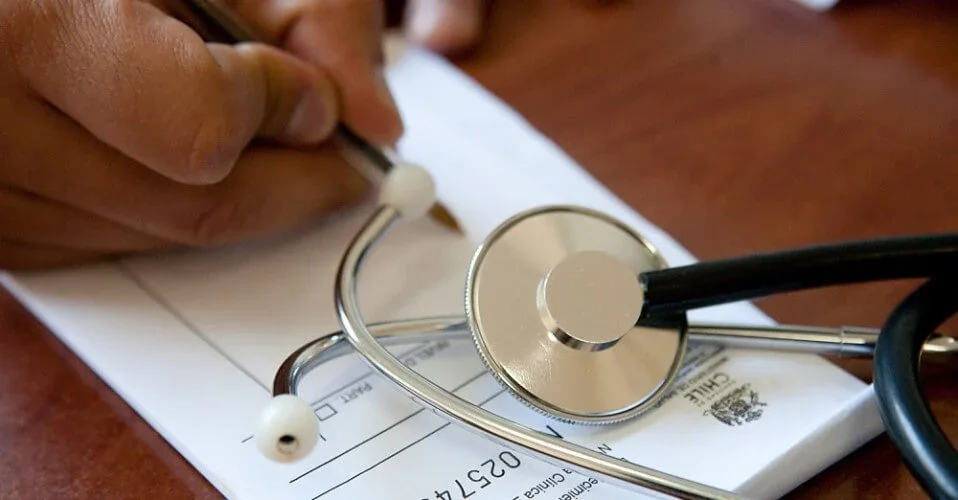 doctor-emitiendo-una-licencia-medica