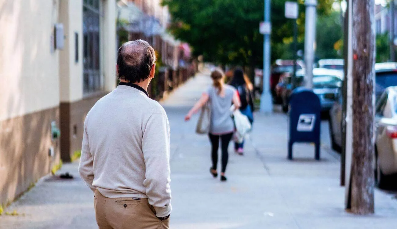 Mujer alejándose de su ex marido