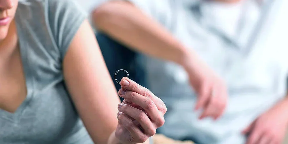 Pareja casada mirando su anillo de matrimonio