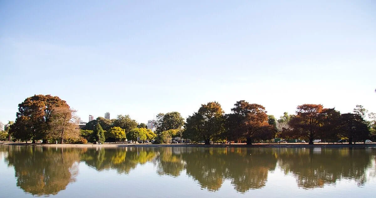 ¿Cómo se regula el acceso a playas, ríos y lagos? 