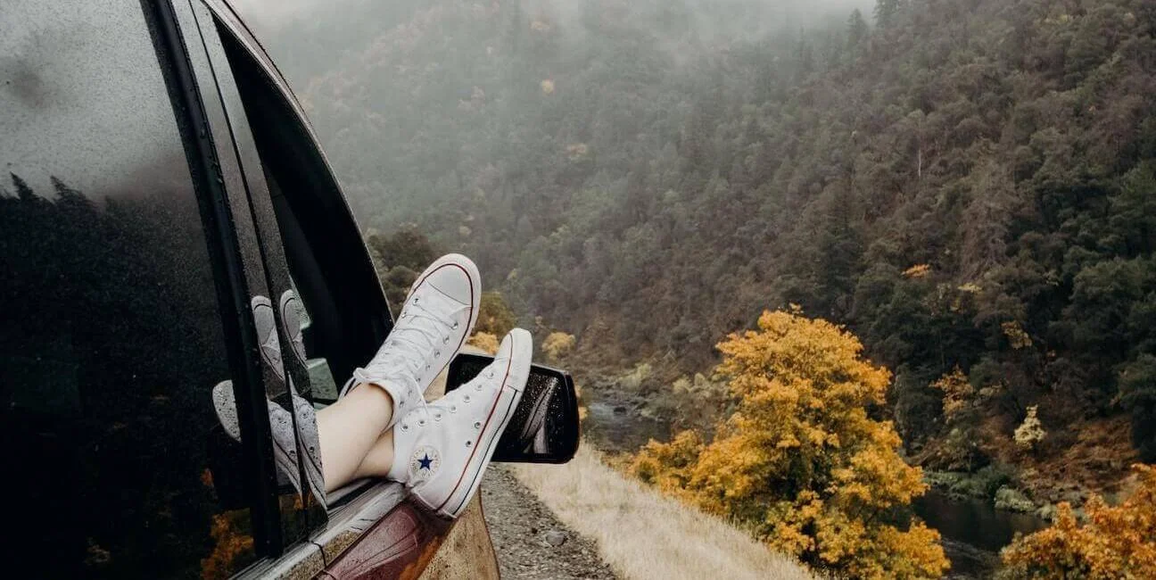 ¿Qué debo tener al interior del auto al conducir? 