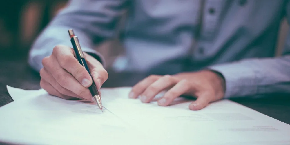 ¿Qué beneficios tiene firmar un contrato? 