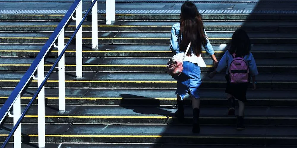 Mamá e hija ingresando a tribunal de familia