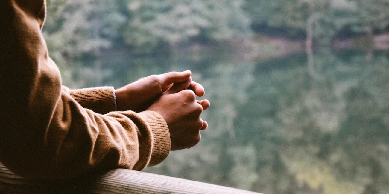 Persona mostrando remordimiento