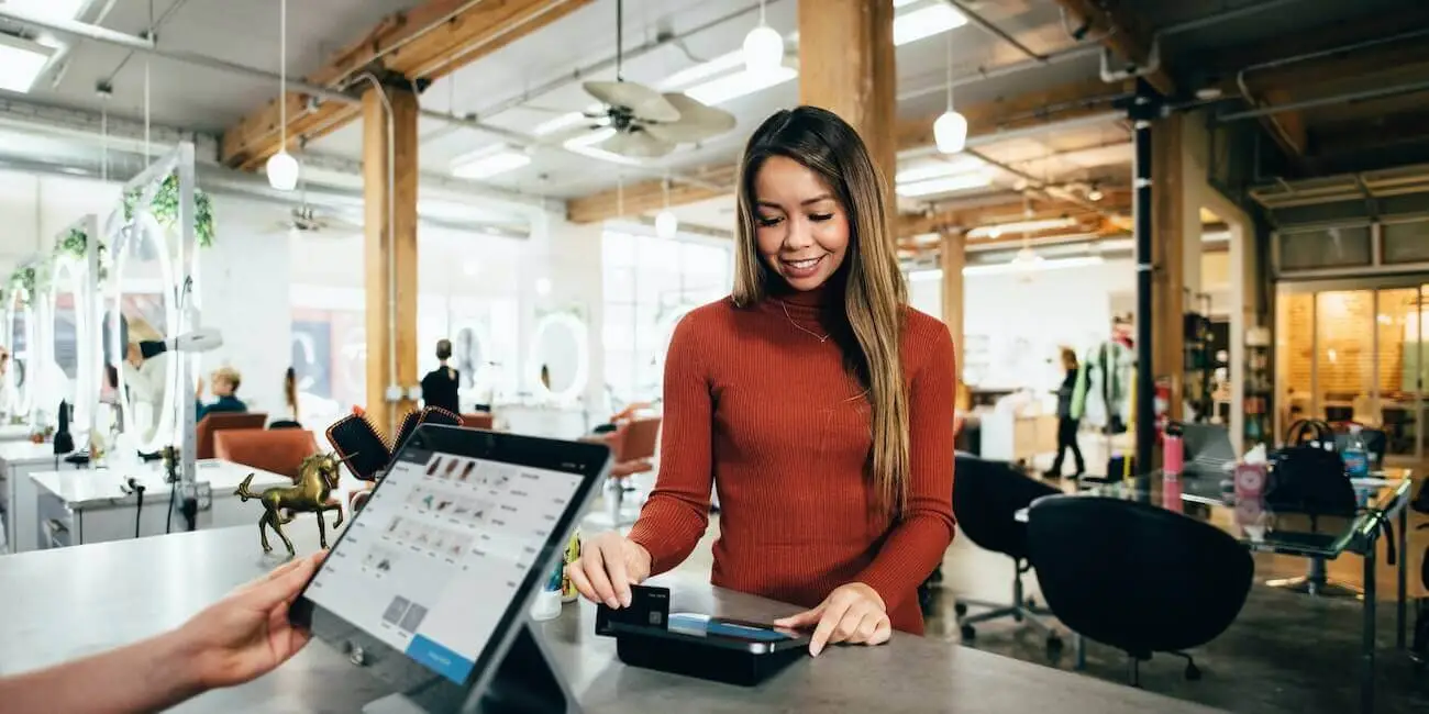 Mujer pagando una factura