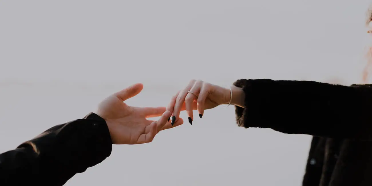 pareja soltando sus manos