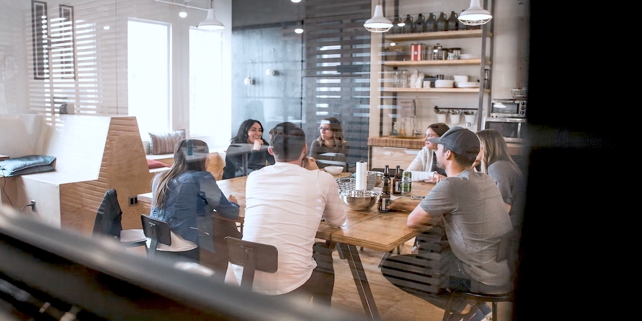 grupo-de-jovenes-reunidos