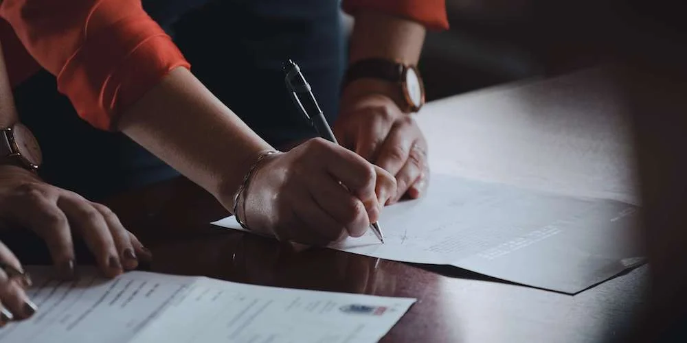personas-firmando-un-documento